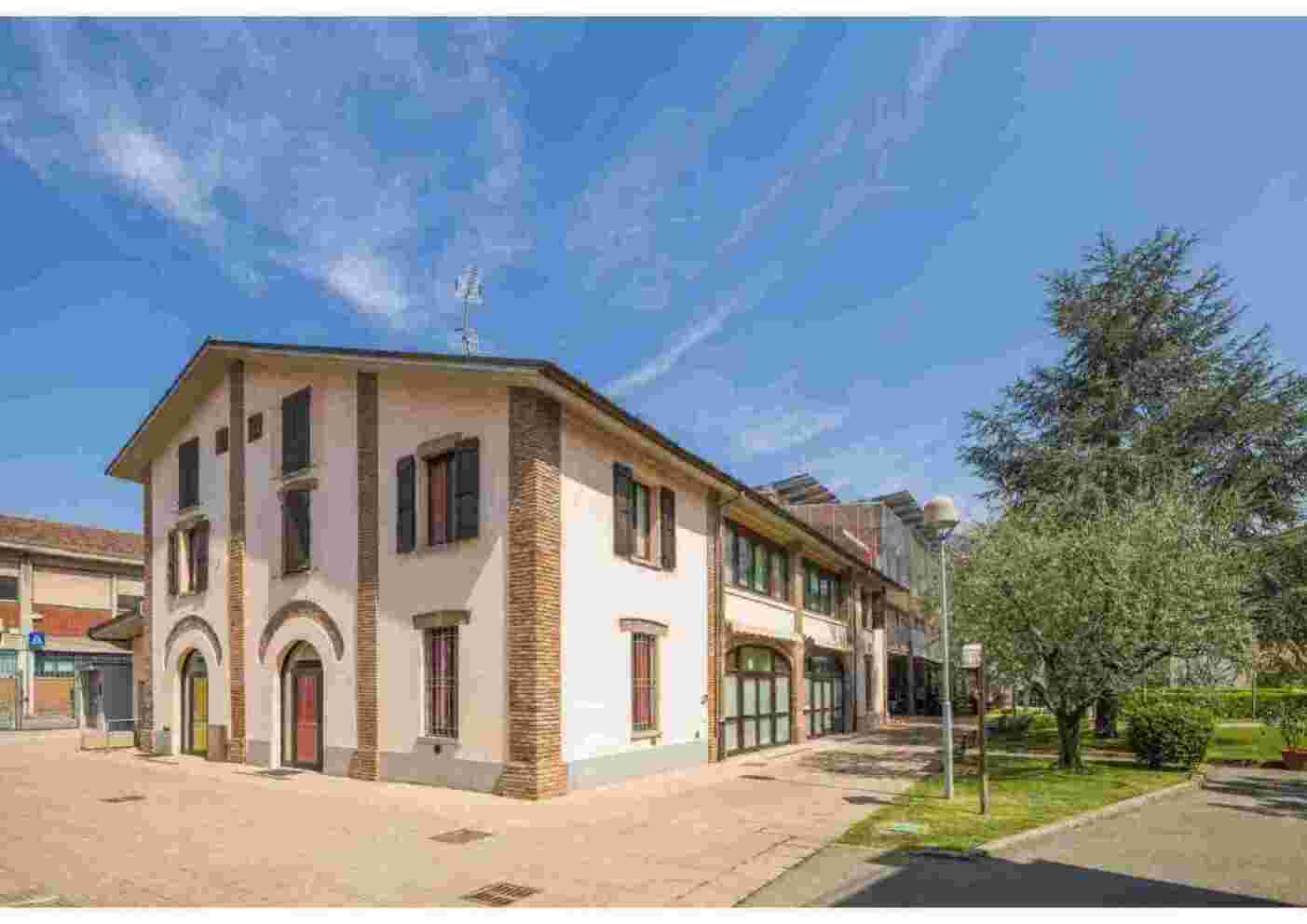 Fare Nido alla Sua Ombra